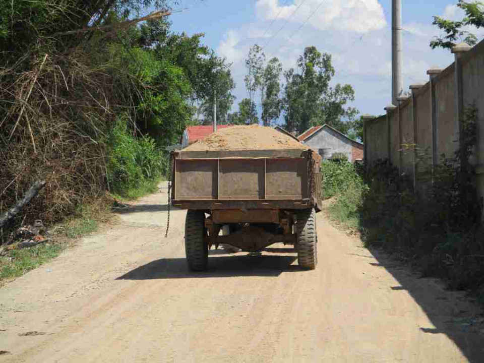 Xe công nông chở cát ra vào tại mỏ cát Mỹ Thạnh Tây – Hòa Phong, Hòa Phú 