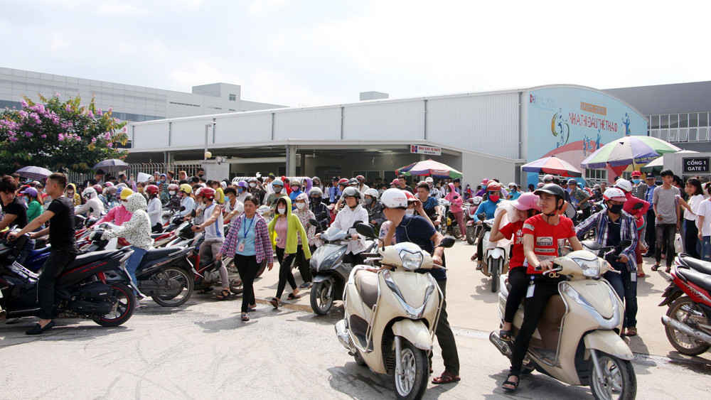Hàng nghìn công nhân làm việc tại Công ty TNHH Crystal Martin Việt Nam đã tổ chức đình công.