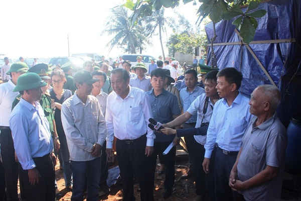Phó Thủ tướng Trương Hòa Bình lắng nghe những chia sẻ của ngư dân tại xã Thanh Trạch