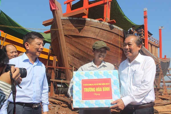 Phó Thủ tướng tặng quà cho một hộ dân tại xã Thanh Trạch