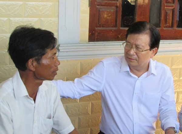 Phó Thủ tướng Trịnh Đình Dũng thăm hỏi người dân xã Kỳ Khang