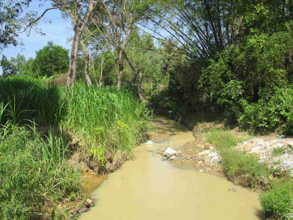 Nước kênh mương thôn Hội Khánh đục trắng 
