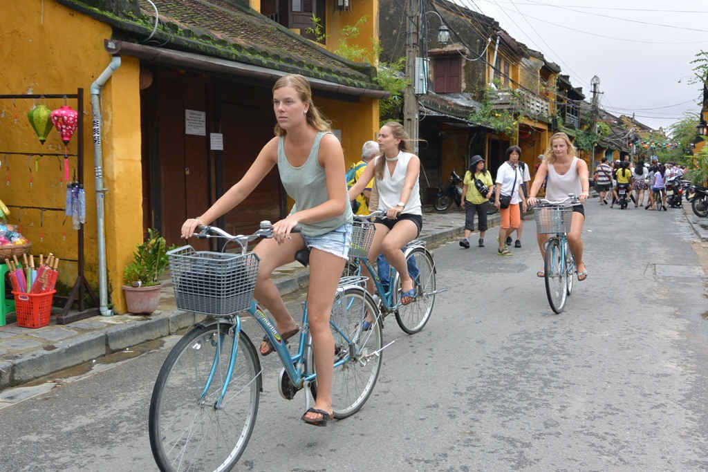 Du khách nước ngoài trải nghiệm phố cổ Hội An bằng xe đạp 