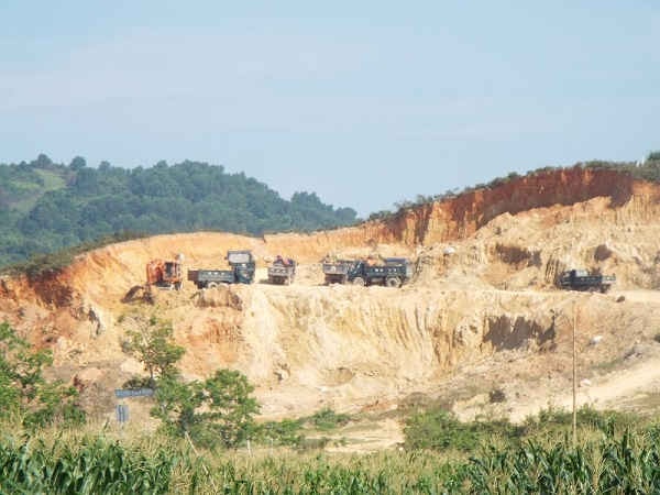 1. Từ xa nhìn lên ngọn núi Tháp (Sơn Ninh) giống như một đại công trường