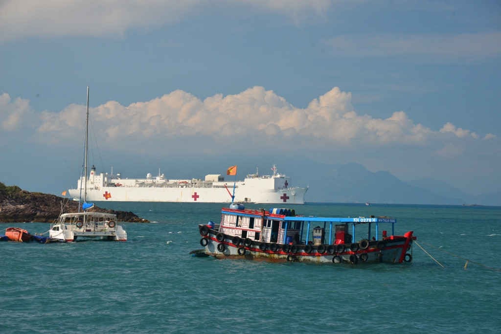 Tàu USNS Mercy neo trên vịnh Nha Trang