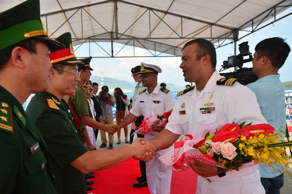 Quân chủng hải quân và tỉnh Khánh Hòa đón khách