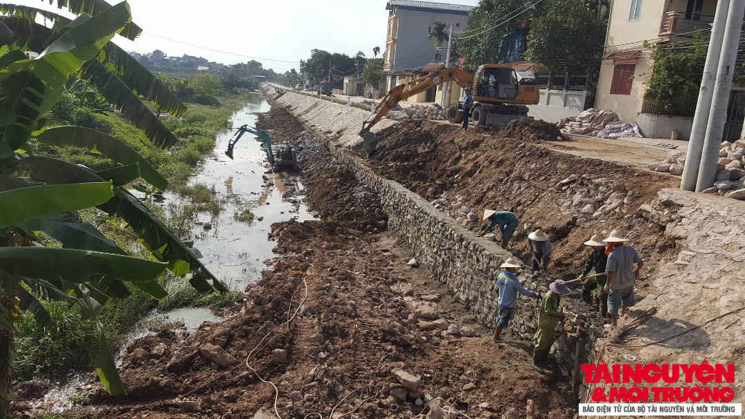 Tuyến đường liên xã Yên Mỹ - Duyên Hà - Vạn Phúc thuộc huyện Thanh Trì bị sạt lở nghiêm trọng sau một trận mưa.