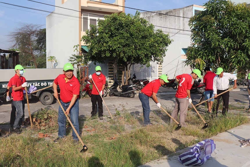 Cán bộ phường Hòa Minh cùng người dân địa phương và đại diện Coca- Cola tại Đà Nẵng tham gia dọn dẹp vệ sinh 