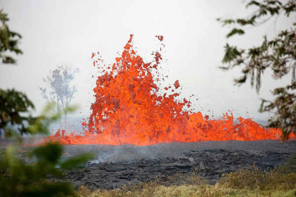 Dung nham phun trào ở vùng ngoại ô Pahoa trong những đợt phun trào liên tục của núi lửa Kilauea ở Hawaii, Mỹ vào ngày 19/5/2018. Ảnh: Terray Sylvester