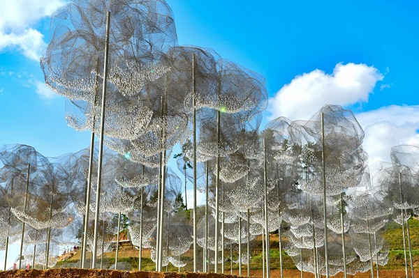 59.000 hạt pha lê vô rực rỡ, gắn trên các cột sắt và lưới thép đã tạo ra một khu vườn pha lê đặc sắc