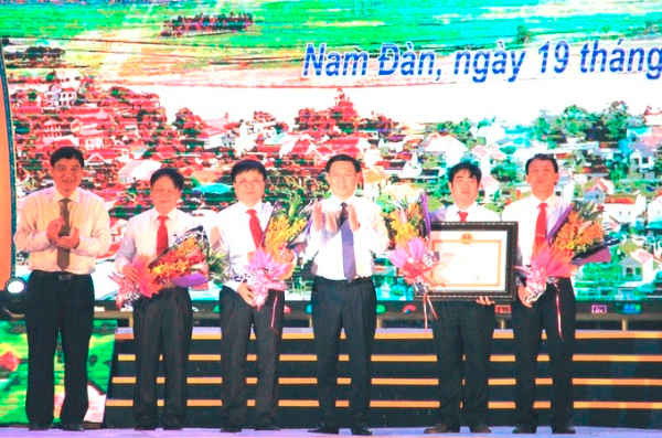 Huyện Nam Đàn đón Bằng công nhận đạt chuẩn nông thôn mới