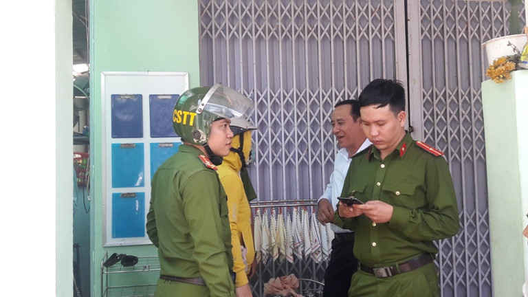 Lực lượng chức năng quận Thanh Khê đang làm việc với chủ cơ sở Nhà trẻ Mẹ Mười