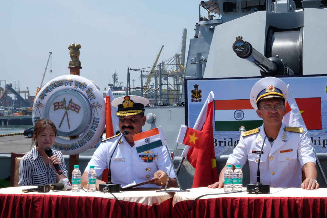 Chuẩn Đô đốc Dinesh Kumar Tripathi, Tư lệnh Hạm đội miền Đông của Ấn Độ phát biểu tại lễ đón đoàn