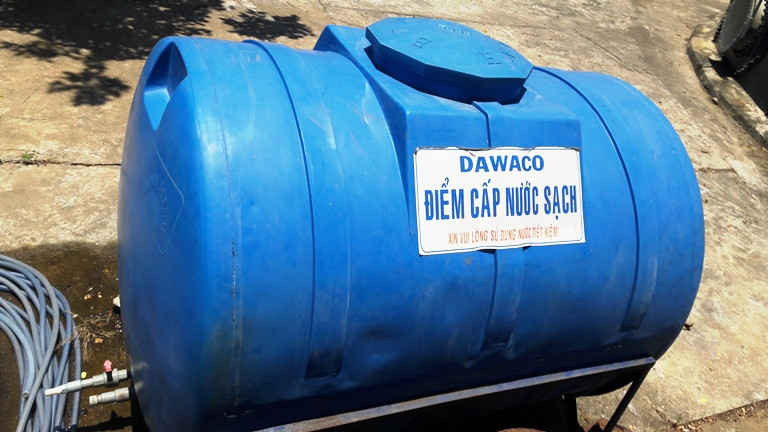 Các bồn cung cấp nước sạch được Xí nghiệp cấp nước Ngũ Hành Sơn chuẩn bị để đưa đến các khu vực xảy ra tình trạng thiếu nước