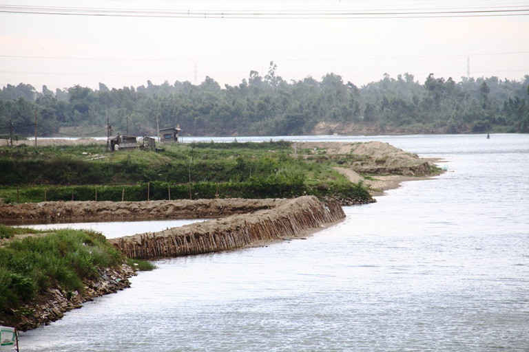 Hơn 1,5 km sông Cu Đê đang bị người dân chiếm dụng để nuôi tôm suốt nhiều năm nay