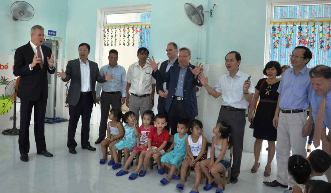 Đại diện lãnh đạo lãnh đạo HASD và VCF thăm các em học sinh của trường mầm non xã Duy Hải