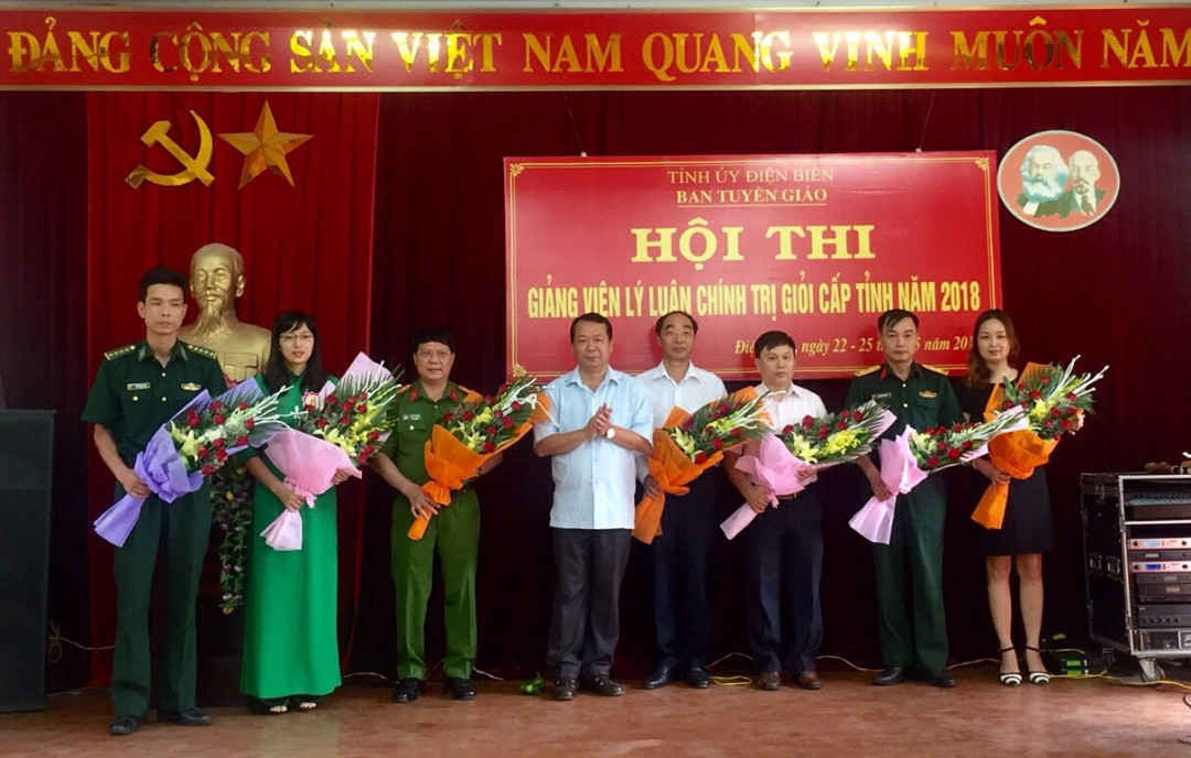 Đồng chí Nguyễn Đức Vượng, Ủy viên BTV, Trưởng Ban tuyên giáo Tỉnh ủy, Trưởng Ban tổ chức hội thi năm 2018 tặng hoa cho các đơn vị dự thi