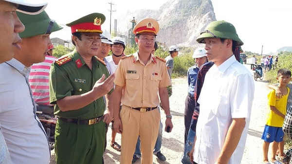 Ông Lê Anh Tuấn – Phó chủ tịch tỉnh Thanh Hoá chỉ đạo công tác khắc phục hậu quả vụ tai nạn.
