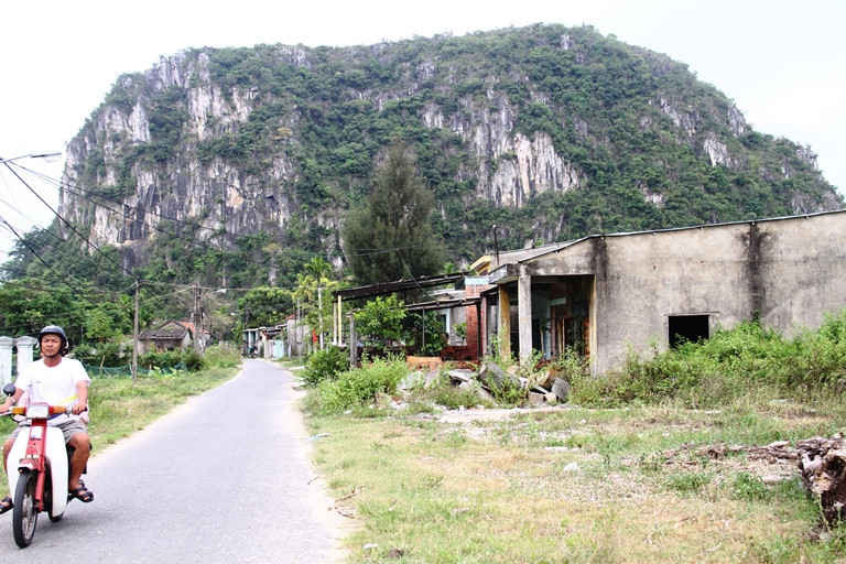 Những ngôi nhà bị bỏ hoang nằm cạnh dãy nhà cấp bốn dẫn vào chân ngọn núi Kim Sơn, thuộc di tích Ngũ Hành Sơn