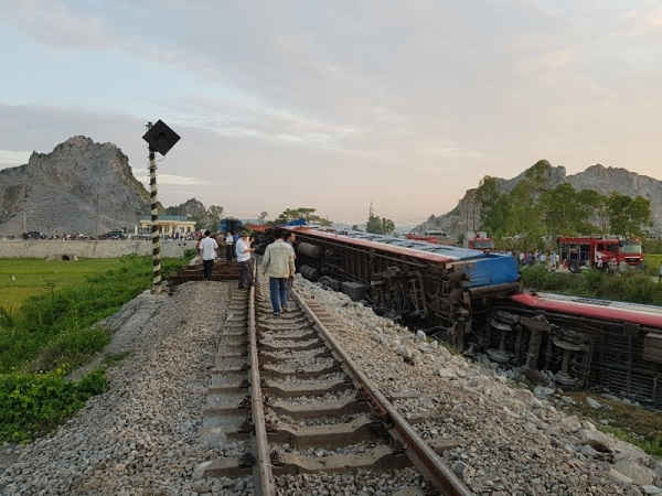 Vụ tai nạn đường sắt nghiêm trong khiến 2 người chết, 10 người bị thương nặng.