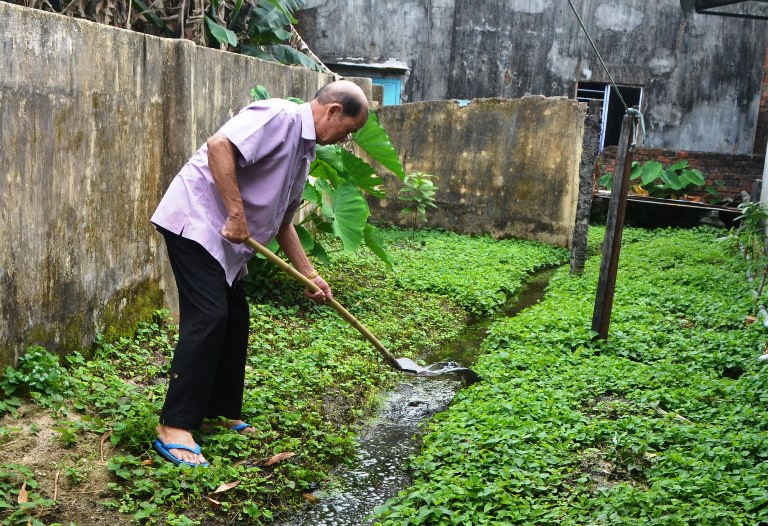 Người dân khơi thông nước thải ở tổ dân cư 16, Hòa Khánh Nam