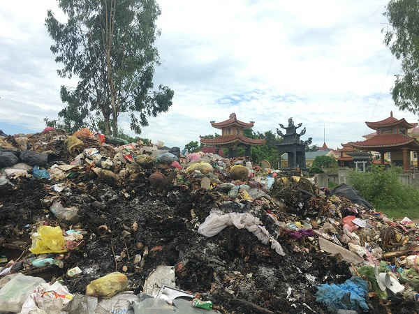 Bãi rác nằm cạnh khu nghĩa địa của phố Giắt thuộc thị trấn Triệu Sơn.