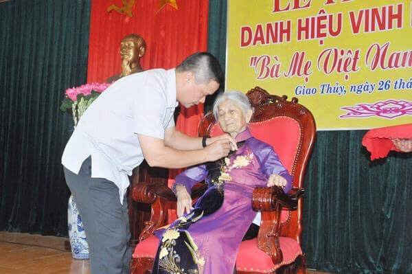 Bà mẹ Việt Nam Anh hùng 10 năm đội đơn xin cấp sổ đỏ.