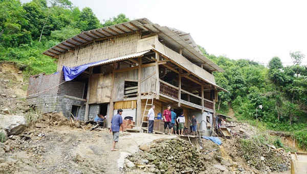 Vụ trượt lở đất đá ngày 5/8/2016 làm hư hại ½ ngôi nhà và gây ra cái chết thương tâm cho 3 đứa trẻ trong một gia đình tại Bát xát – Lào Cai 