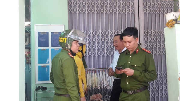Lực lượng chức năng quận Thanh Khê làm việc với chủ cơ sở Nhà trẻ Mẹ Mười