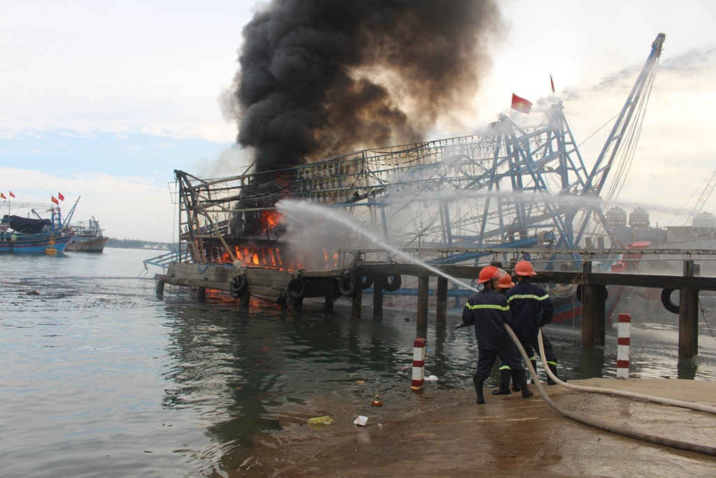 Lực lượng PCCC Quảng Nam dập lửa trên tàu
