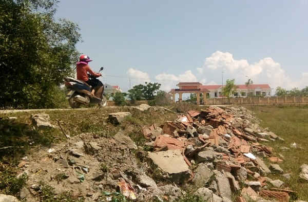 Con đường trước cổng Công an huyện Quảng Trạch cũng bị phế liệu xây dựng “chiếm đóng”