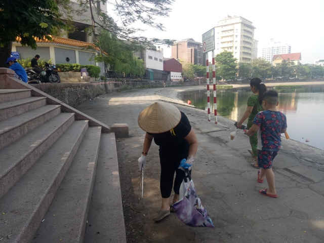 Việc nhặt rác diễn ra đều đặn vào sáng chủ nhật hàng tuần tại hồ Giảng Võ, phường Giảng Võ, quận Ba Đình, thành phố Hà Nội