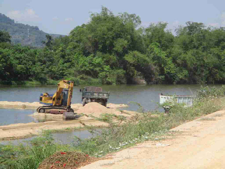 DNTN vận tải Tân Tiến khai thác cát trên sông La Tinh tại thôn Vạn Ninh 2, xã Mỹ Tài
