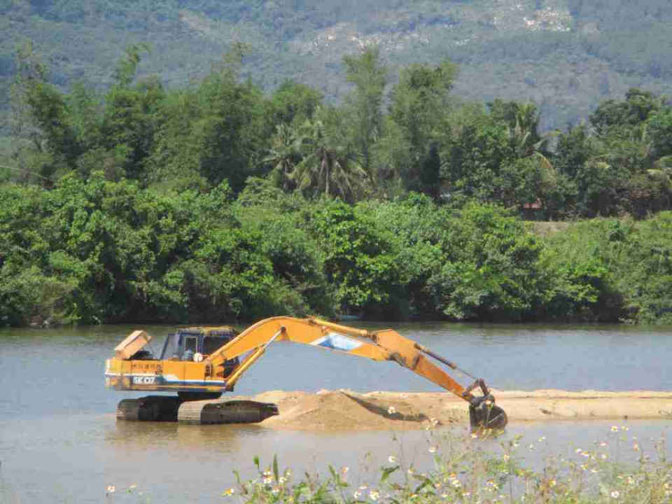 DNTN vận tải Tân Tiến đắp đường dưới sông làm sạt lở nhiều đoạn đê bảo vệ sông La Tinh
