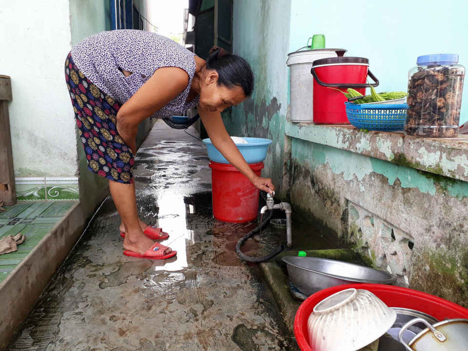Nước chảy nhỏ giọt khiến cuộc sống của người dân phường Hòa Khánh Nam bị đảo lộn
