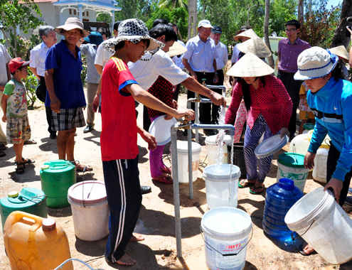 Mới đầu hè nhưng tại nhiều địa phương tại miền Trung người dân đã phải xếp hàng để gánh nước về sử dụng