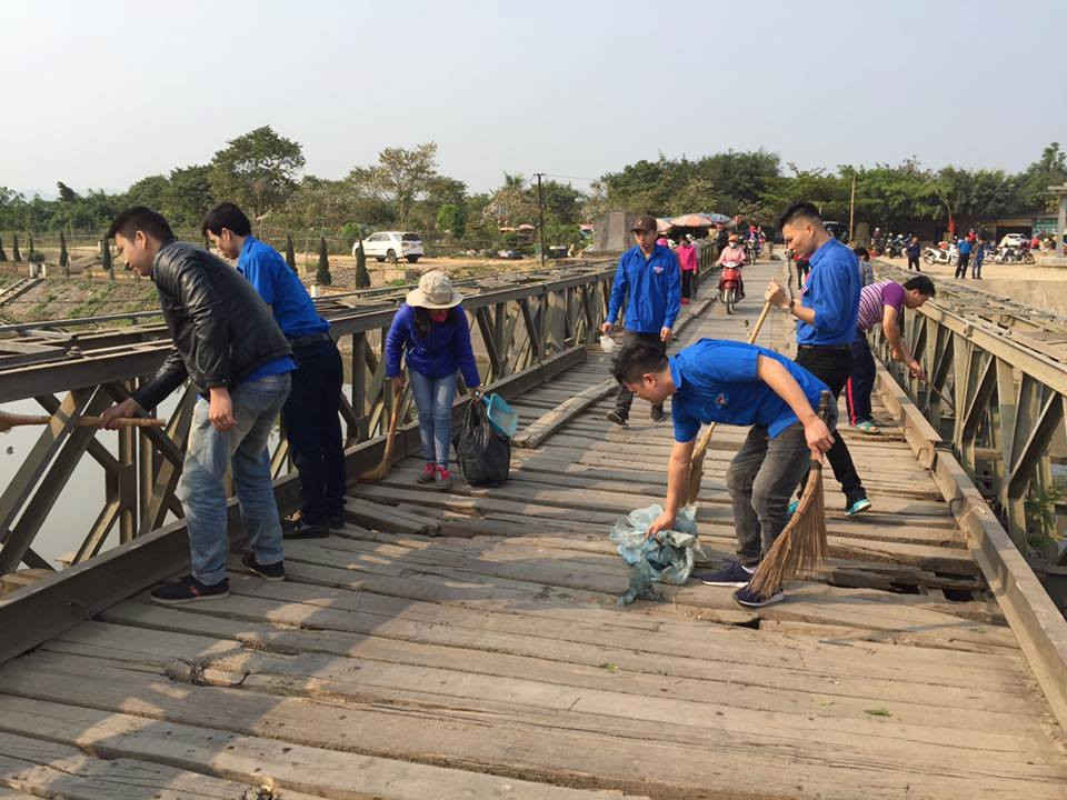 ĐVTN quét dọn vệ sinh môi trường, thu gom rác thải khu vực chợ Mương Thanh, T.P Điện Biên Phủ