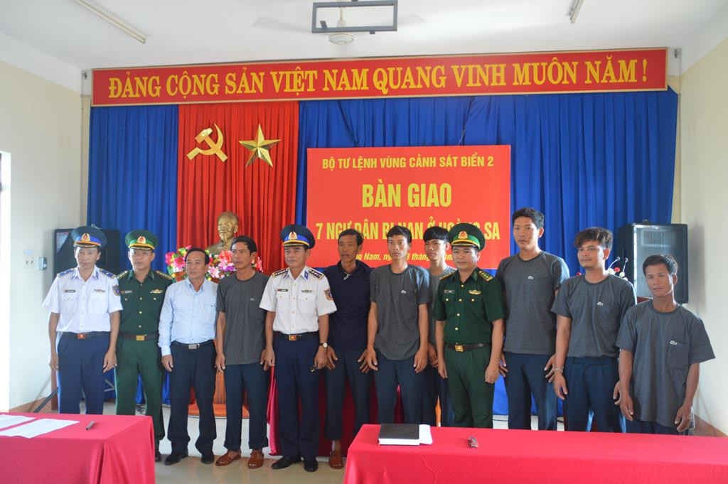 Lễ bàn giao các ngư dân bị nạn ở Hoàng Sa cho huyện đảo Lý Sơn