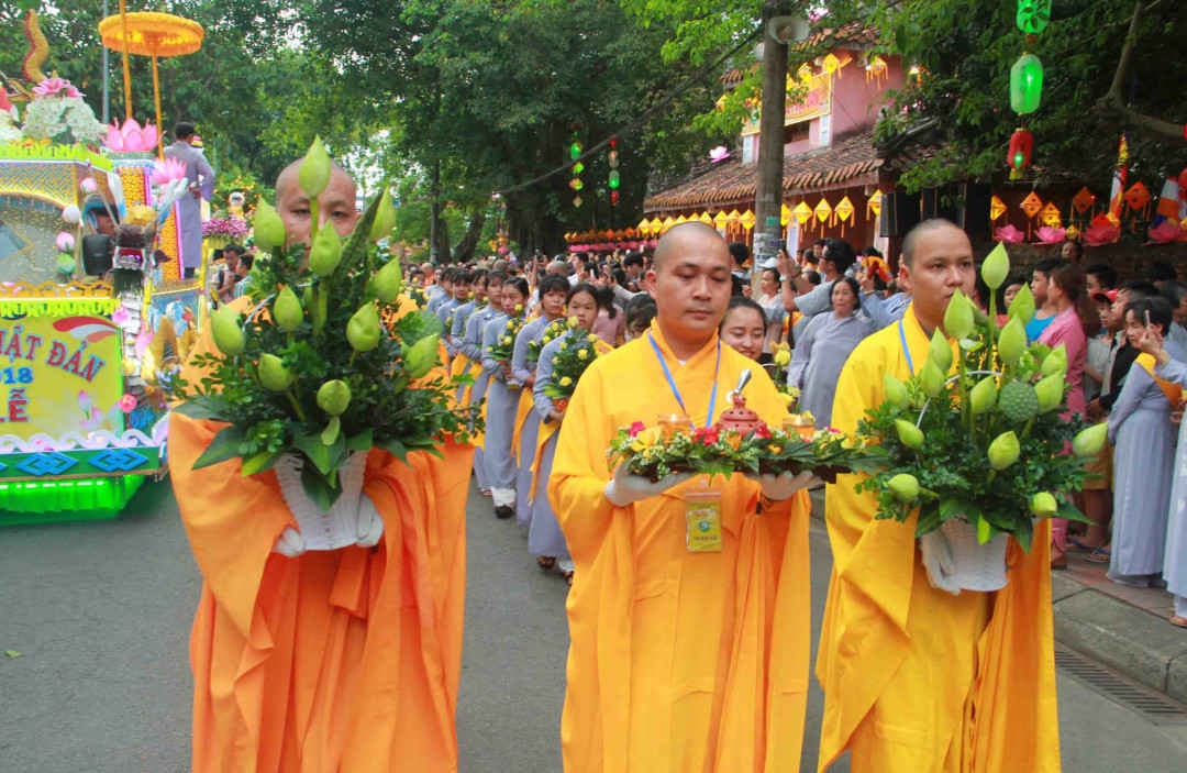 Hành trình rước Phật được tiến hành bằng xe hoa cùng đoàn người đi bộ