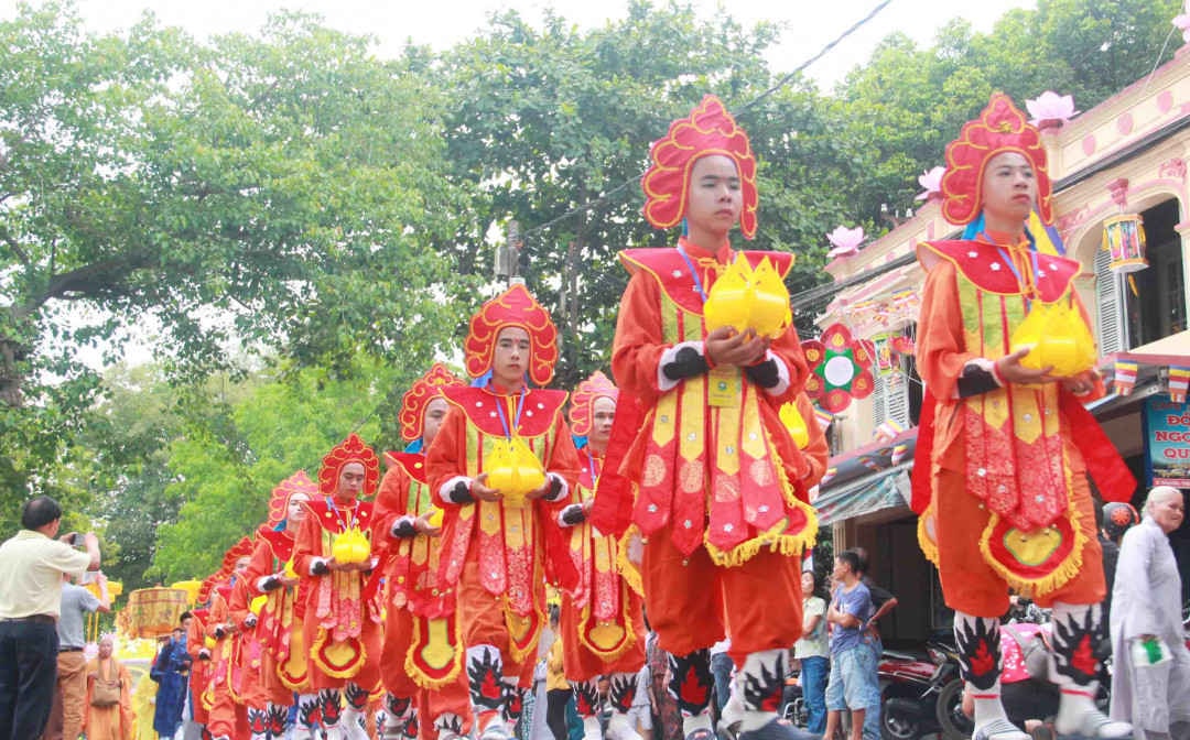 Sau đó đi qua các tuyến đường Trần Hưng Đạo - cầu Trường Tiền – đường Lê Lợi - đường Điện Biên Phủ và cuối cùng là lễ đài chính ở Tổ đình Từ Đàm