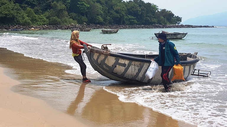 Với ngư dân làng chài Nam Ô, biển cả là mái nhà, là cuộc đời như chính họ từng vẫy vùng giữa sóng nước mênh mông 