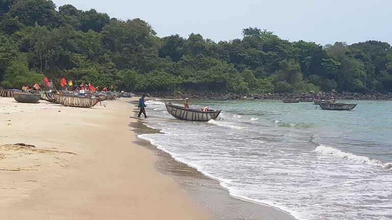 Với họ, chưa bao giờ có ý từ bỏ biển, bởi cái mặn mòi của biển cả đã thấm vào xương, vào thịt họ rồi…