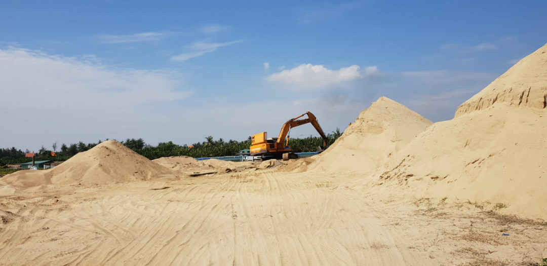 Mặc dù không được cấp phép nhưng cát tại bãi tập kết này được chất cao thành đồi hơn 2m