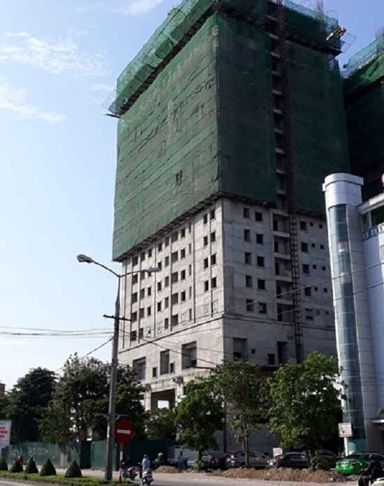 Công trình xây dựng dự án Tổ hợp nhà ở và Trung tâm thương mại số 176 Nguyễn Du, phường Bến Thuỷ, Tp Vinh nhiều lần bị đình chỉ nhưng vẫn ngang nhiên thi công