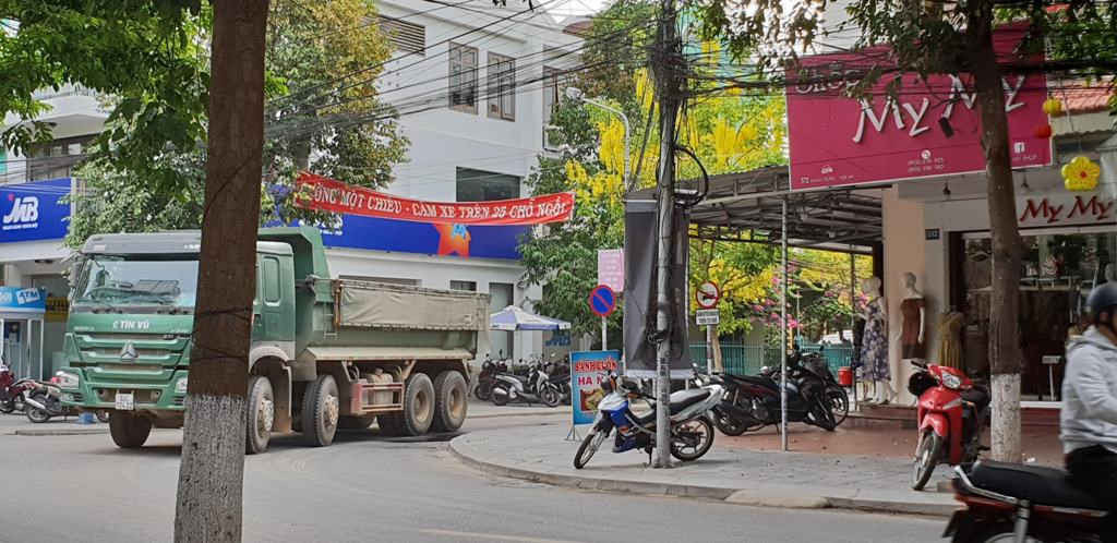 Mặc dù đầu đường Bà Triệu có băng-rôn để cấm đi ngược chiều rất lớn nhưng xe tải mang logo Cty Tín Vũ vẫn ngang nhiên chạy