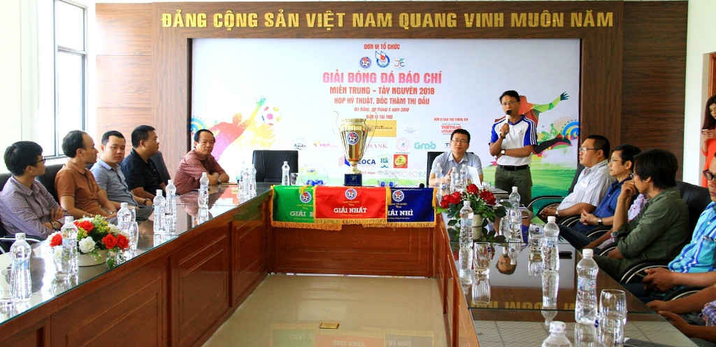 Quang cảnh họp kỹ thuật và bốc thăm thi đấu Giải bóng đá Báo chí miền Trung – Tây nguyên 2018