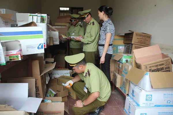 Đội quản lý thị trường thành phố Sơn La kiểm tra cơ sở kinh doanh thuốc BVTV