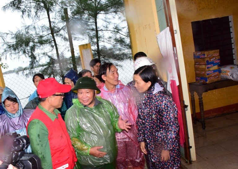 Lãnh đạo tỉnh Thừa Thiên Huế thăm hỏi các hộ dân bị thiệt hại do mưa lũ
