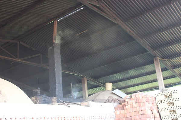 Các lò đốt phát tán khói bụi tầng thấp khiến các công nhân làm việc tại nhà máy cũng thừa nhận không khí rất ngột ngạt