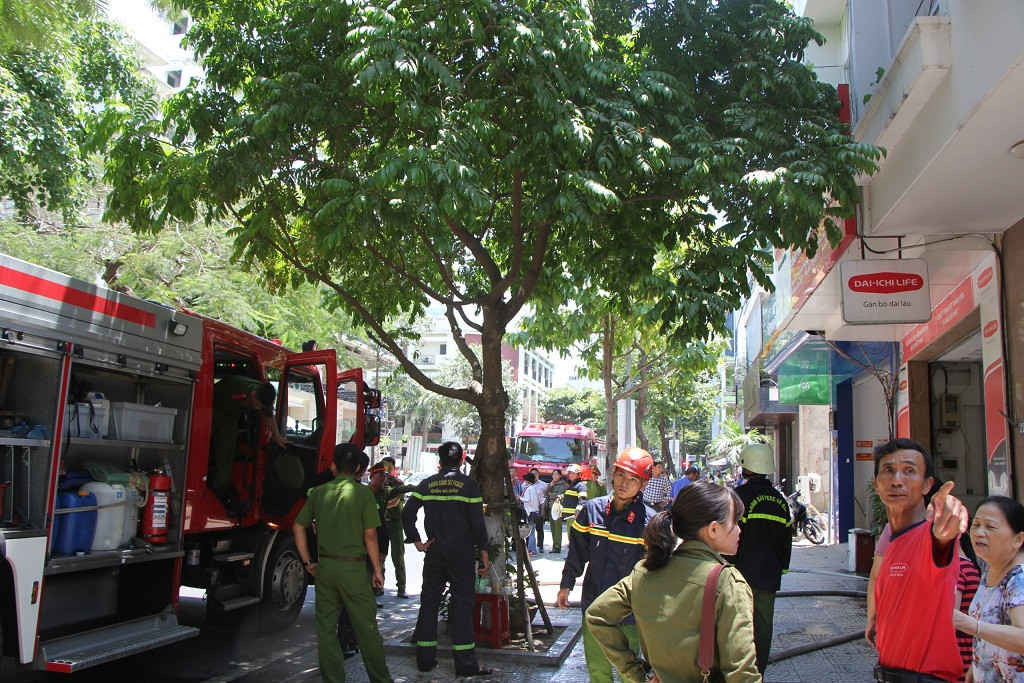 Cảnh sát PCCC TP. Đà Nẵng đã điều 5 xe chuyên dụng cùng xe thang và hàng chục chiến sỹ đến hiện trường dập lửa cứu người